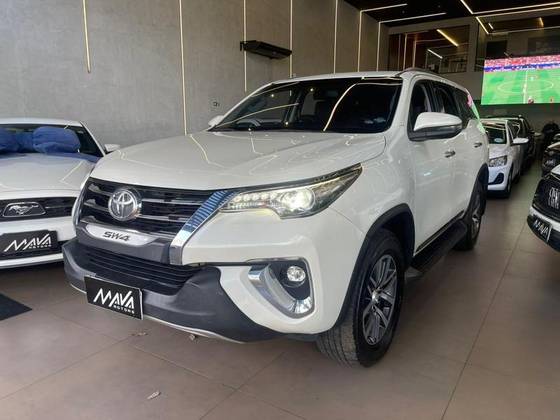 TOYOTA HILUX SW4 2.8 SRX 4X4 7 LUGARES 16V TURBO INTERCOOLER DIESEL 4P AUTOMÁTICO